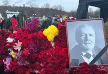 Лучшие друзья и коллеги проводят Владимира Симонова на Троекуровском кладбище luchshie druzya i kollegi provodyat vladimira simonova na troekurovskom kladbishhe-stanural-ru-0