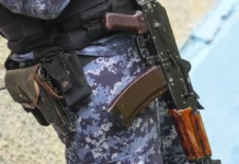 Мужчина в Первоуральске взял заложников в подъезде, мать помогла разрешить ситуацию muzhchina v pervouralske vzyal zalozhnikov v podezde mat pomogla razreshit situacziyu-stanural-ru-0