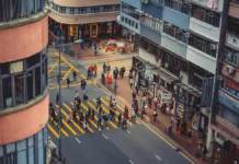 Оптимистичные шаги Джона Ли после инцидента в Wang Fuk Court в Гонконге optimistichnye shagi dzhona li posle inczidenta v v gonkonge-stanural-ru-0