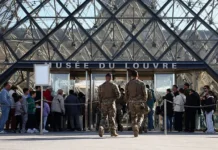 Полиция раскрыла ограбление Лувра и нашла похитителей ценностей Наполеона policziya raskryla ograblenie luvra i nashla pohititelej czennostej napoleona-stanural-ru-0