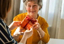 Полина Воронина и Елена Мошкова дают советы к Дню матери с Flowwow polina voronina i elena moshkova dayut sovety k dnyu materi s -stanural-ru-0