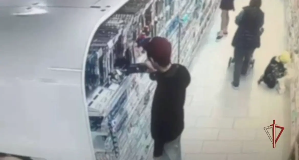 Москвичей задержали за кражу продуктов из магазина