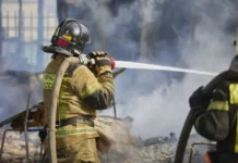 Сотрудники МЧС России спасли семь жителей дома на Кушнира в Уссурийске sotrudniki mchs rossii spasli sem zhitelej doma na kushnira v ussurijske-stanural-ru-0