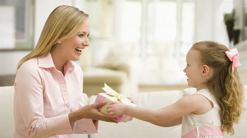 Аналитики назвали популярные подарки на День матери в 2025 году