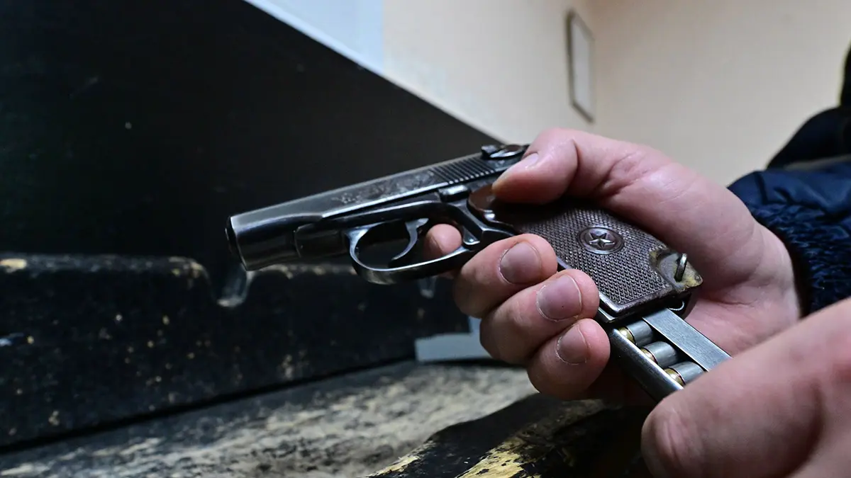 Стрельбу из газового пистолета устроил школьник в гимназии во Владивостоке