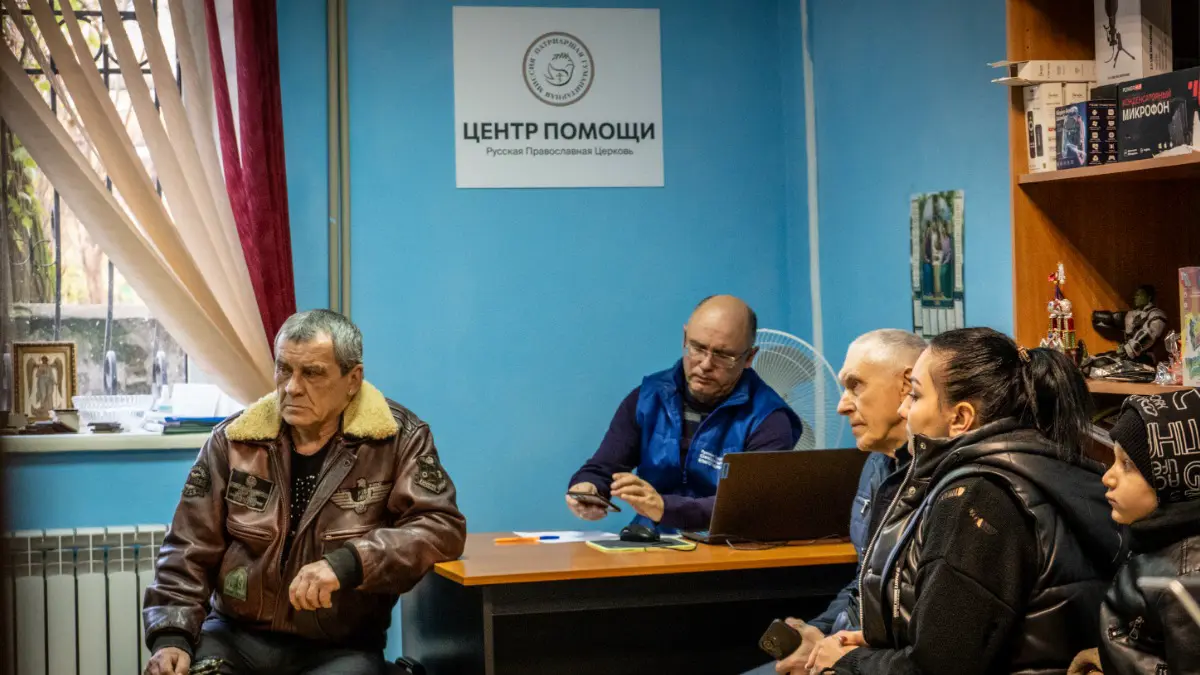 Волонтеры оказывают поддержку жителям Донбасса в центре помощи Русской православной церкви