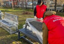 Волонтерский центр Алексея Вихарева установил 30 новых лавочек для онкобольных aleksei viharev onkoskameiki_stanural