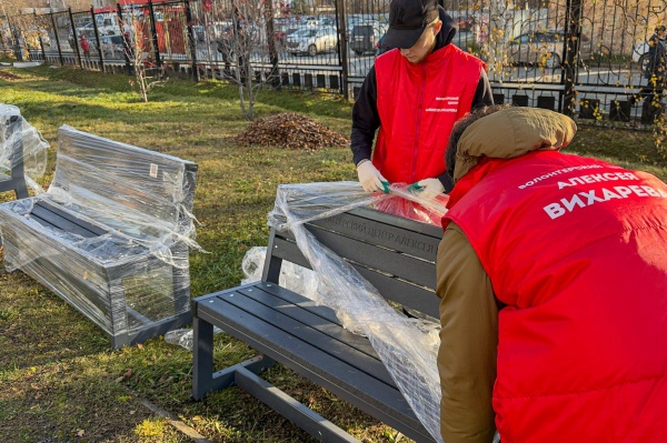 Волонтерский центр Алексея Вихарева установил 30 новых лавочек для онкобольных