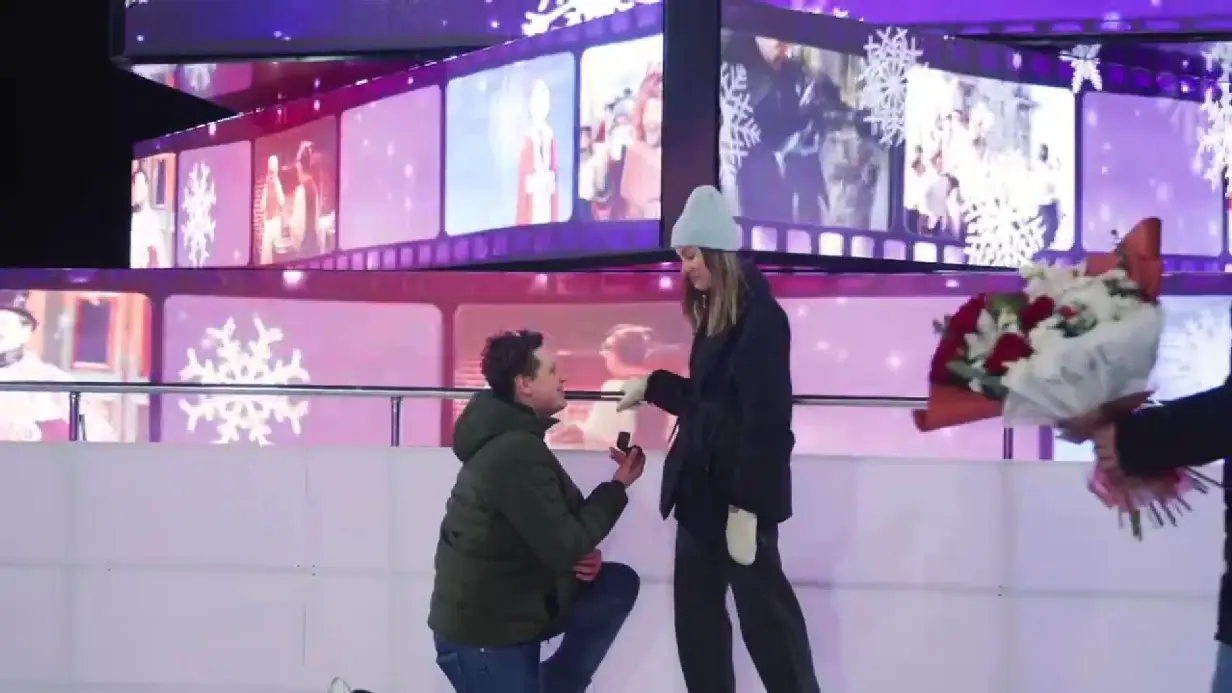 Мужчина сделал предложение своей возлюбленной на катке кинопарка «Москино»