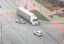 Инспектор ГАИ Павел Сметанин остановил фуру с без Conscious водителем в Москве inspektor gai pavel smetanin ostanovil furu s bez voditelem v moskve-stanural-ru-0