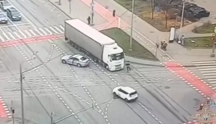 В Москве инспектор ГАИ на ходу остановил фуру с водителем без сознания