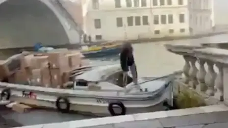 Женщина в Венеции угнала лодку и врезалась на ней в мост Риальто