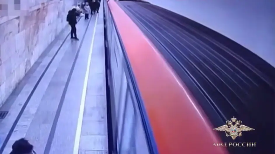 Пьяный 20-летний москвич проехал станцию метро на крыше поезда