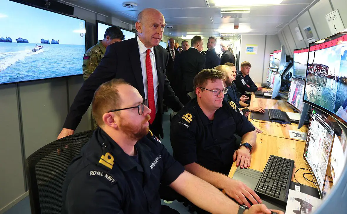 Джон Хили во время визита на военно-морскую базу в Портсмуте (Peter Nicholls / Reuters)