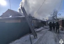 МЧС России оперативно ликвидировали пожар в трёхквартирном доме Уссурийска mchs rossii operativno likvidirovali pozhar v tryohkvartirnom dome ussurijska-stanural-ru-0