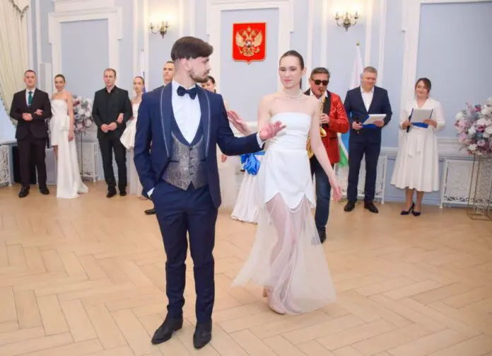 Новогодний бал молодоженов — праздничное событие во Дворце бракосочетания Екатеринбурга-0