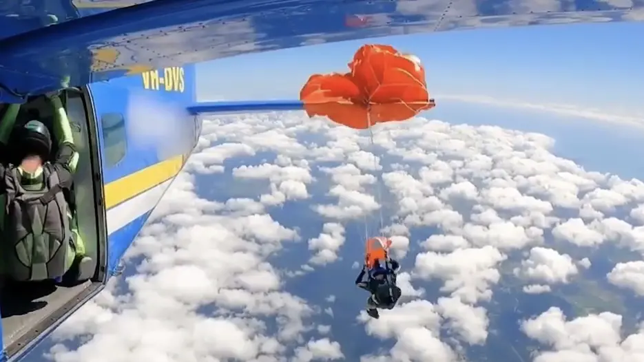 Парашютист прыгнул с 4,5 тысячи метров и повис на крыле самолета