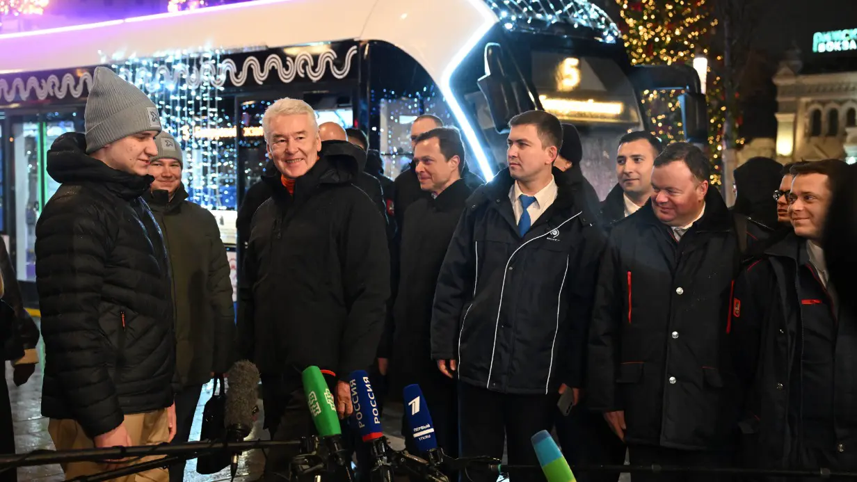 Мэр Москвы Сергей Собянин вместе с работниками транспортного комплекса и горожанами на церемонии запуска регулярного трамвайного движения по Трифоновской улице до Рижской площади в Москве