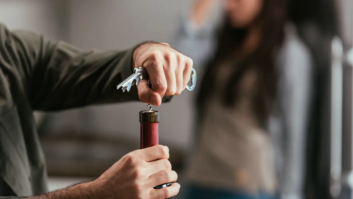 Россиянка попыталась провезти к новогоднему столу «змеиное вино» из Вьетнама