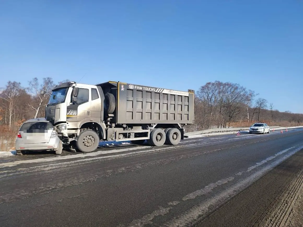Водитель легковушки погиб при лобовом столкновении с грузовиком на трассе в Приморье Пресс-служба УМВД России по Приморскому краю