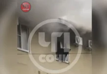 В Сочи женщина выжила после прыжка из горящего дома у ТЦ "Олимп" v sochi zhenshhina vyzhila posle pryzhka iz goryashhego doma u tcz olimp-stanural-ru-0