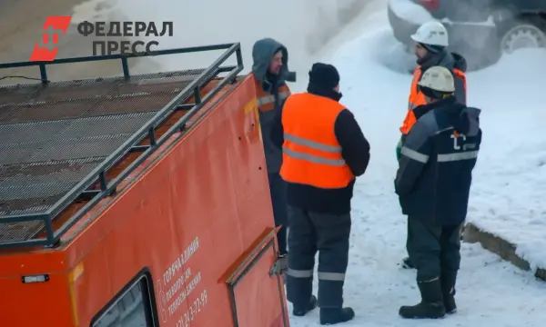 В Тюмени восстанавливают отопление и дороги после прорыва трубы-0
