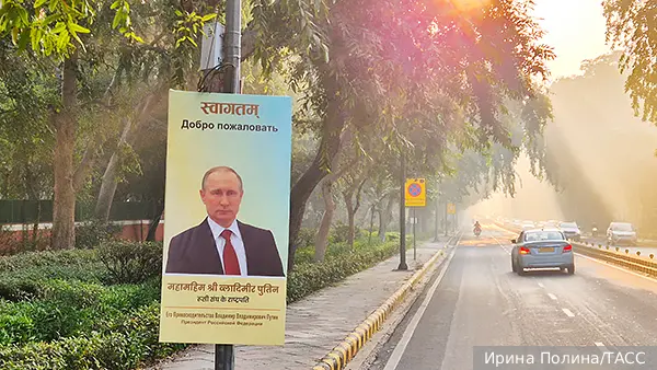 Улицы Нью-Дели украсили плакатами с Путиным и российскими флагами