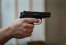 Житель Артёма с пистолетом напугал медсестру в городской больнице №1 zhitel artyoma s pistoletom napugal medsestru v gorodskoj bolnicze 1-stanural-ru-0