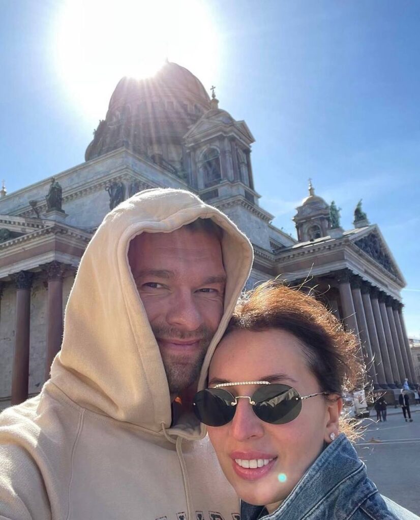 Алексей Вихарев и жена Яна около собора в Санкт-Петербурге