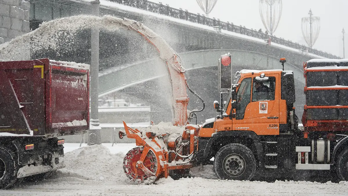 Столичные службы продолжают ликвидировать последствия непогоды в круглосуточном режиме