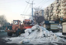Коммунальные службы Владивостока за ночь вывезли свыше 5000 м³ снега kommunalnye sluzhby vladivostoka za noch vyvezli svyshe 5000 m snega-stanural-ru-0