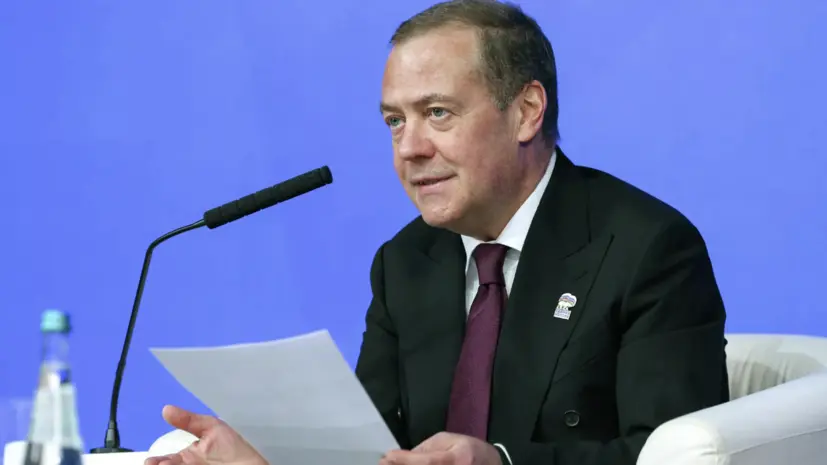 Медведев сопроводил свой пост видео, в котором Зеленский превращается в животное