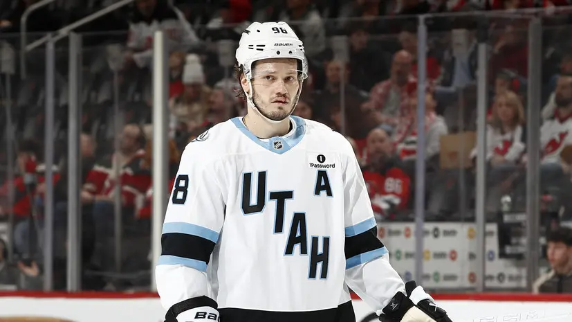 В НХЛ назвали Сергачёва иконой стиля за фото в ушанке и солнцезащитных очках