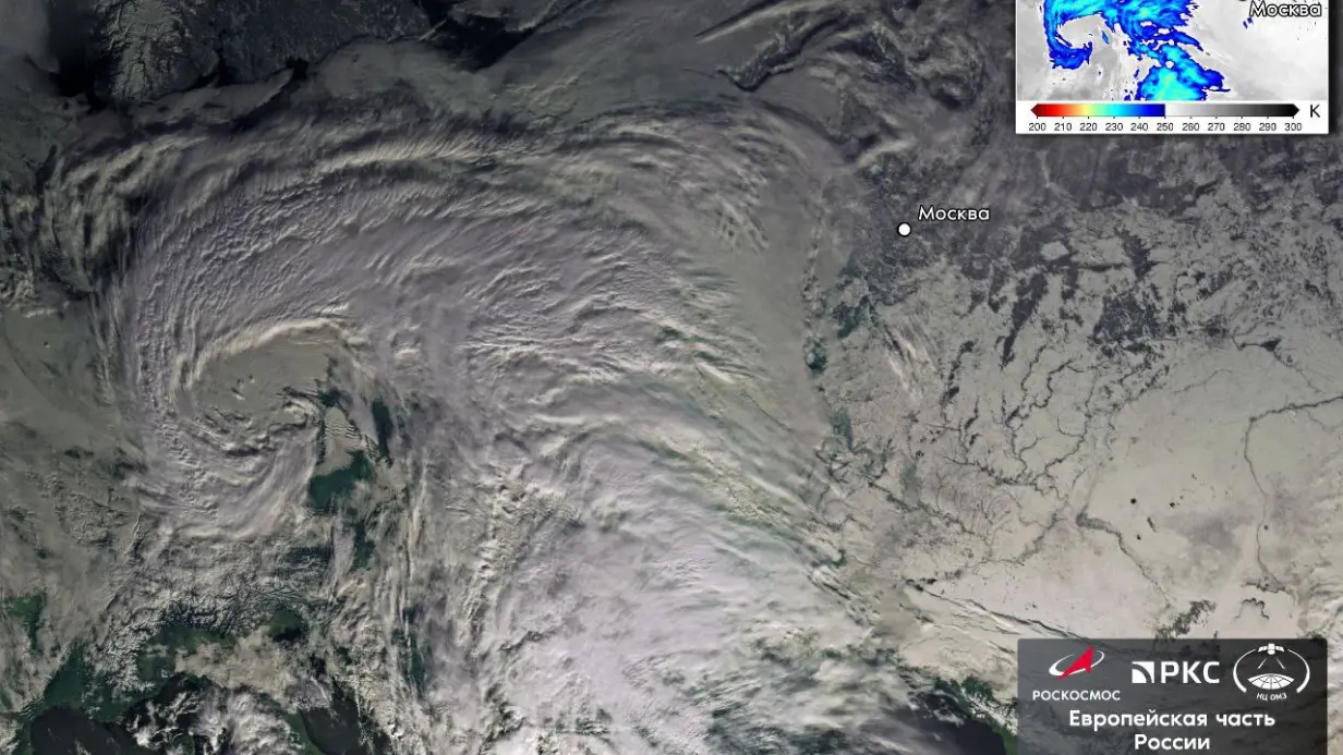 Роскосмос показал, как выглядит из космоса двигающийся к Москве циклон