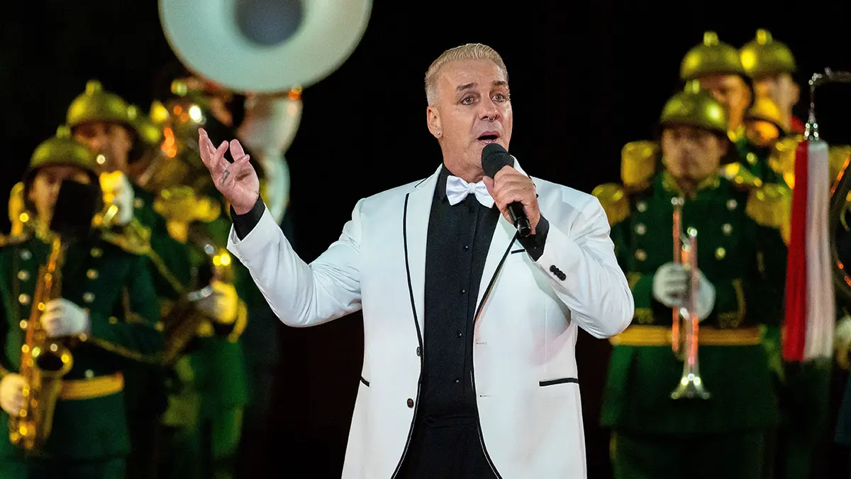 Солиста Rammstein Линдеманна сняли на сцене с российским пивом