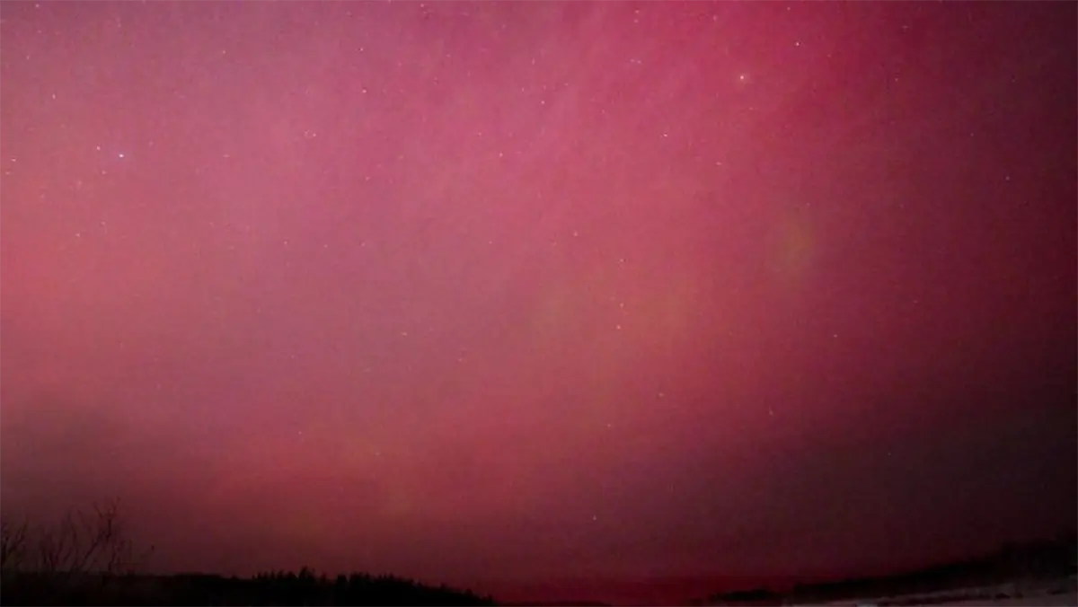 Жители РФ в ночь на 20 января наблюдали полярное сияние «марсианского оттенка»