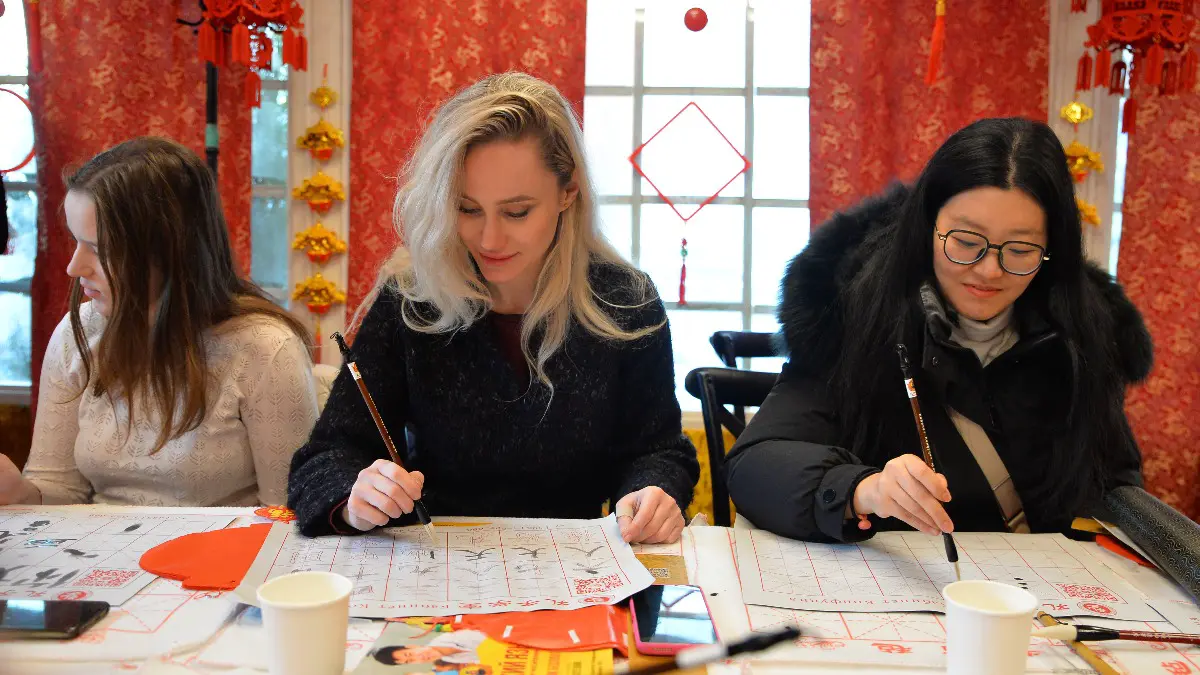 Мастер-классы китайских ремесел проходят на Манежной площади