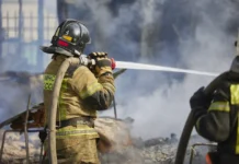 МЧС России спасло жизни при пожаре во Владивостоке mchs rossii spaslo zhizni pri pozhare vo vladivostoke-stanural-ru-0