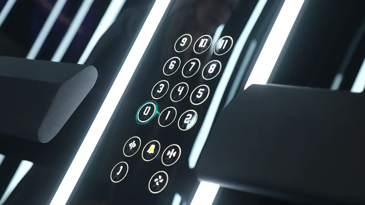 Shot: 18 человек застряли в лифте в бизнес-центре в Москве