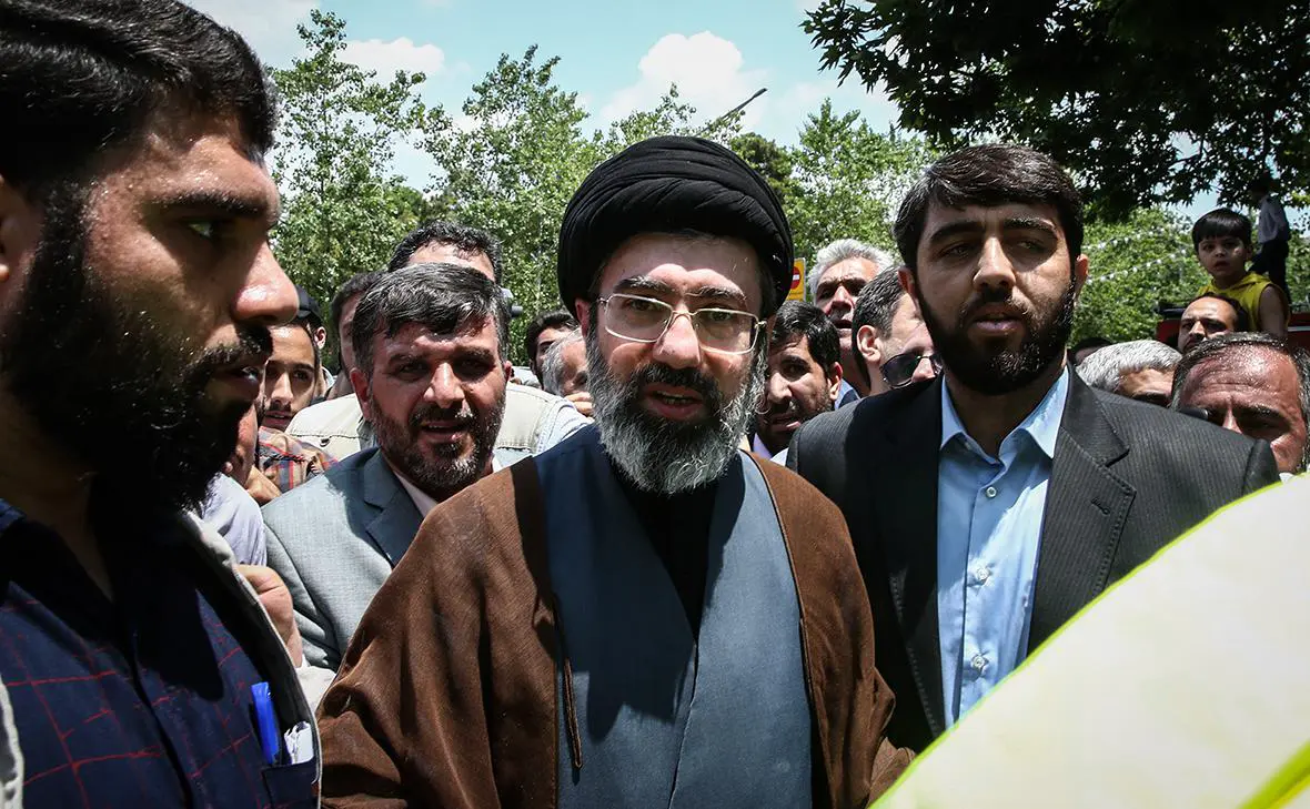 Моджтаба Хаменеи (по центру) (Saeid Zareian / Global Look Press)