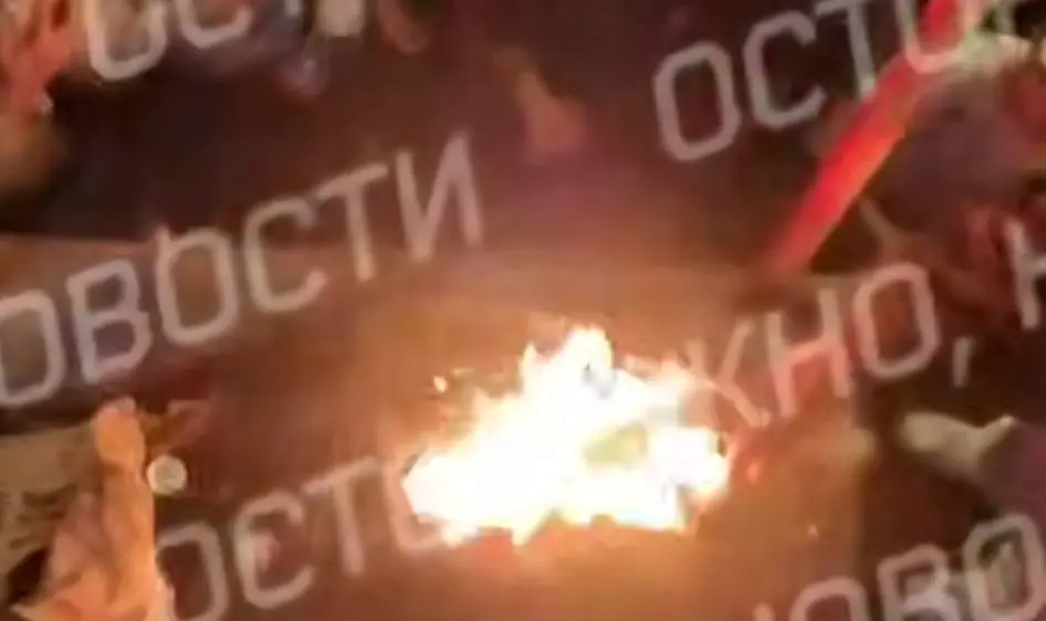 Молодые люди пожарили шашлык на крыше машины около клуба в центре Москвы