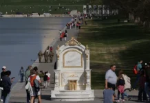 Золотой унитаз и Тайное рукопожатие – креативный протест в Вашингтоне zolotoj unitaz i tajnoe rukopozhatie kreativnyj protest v vashingtone-stanural-ru-0