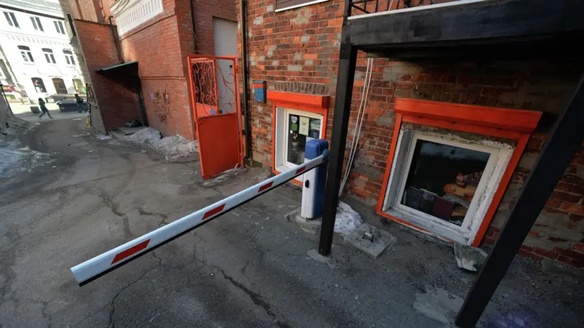 Россиян предупредили о штрафе за самовольную установку шлагбаума во дворе