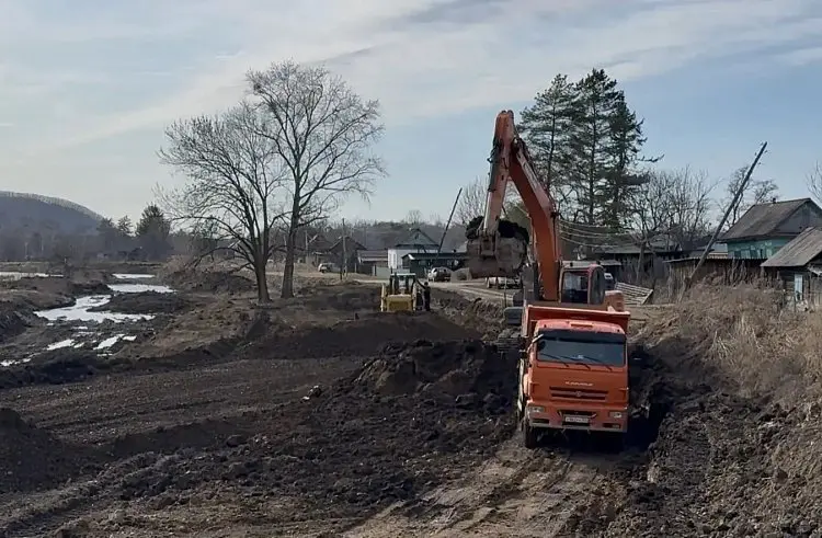 Восьмикилометровую дамбу для защиты от паводков строят в Приморье Агентство по гидротехническим сооружениям, мелиорации и гидрологии Приморья