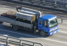 Манипулятор у МКАД: инцидент с поднятой стрелой произошел возле моста manipulyator u mkad inczident s podnyatoj streloj proizoshel vozle mosta-stanural-ru-0