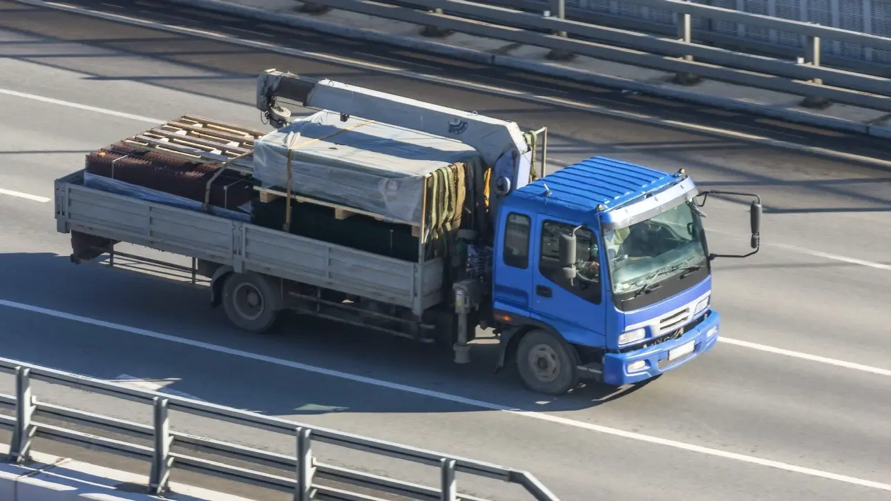 Водитель манипулятора врезался в опору пешеходного моста на МКАД