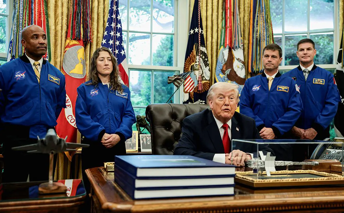 Дональд Трамп (в центре) (Evelyn Hockstein / Reuters)