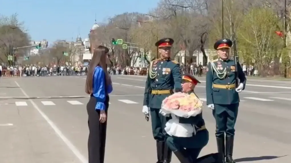 Курсант сделал предложение возлюбленной во время парада Победы в Благовещенске