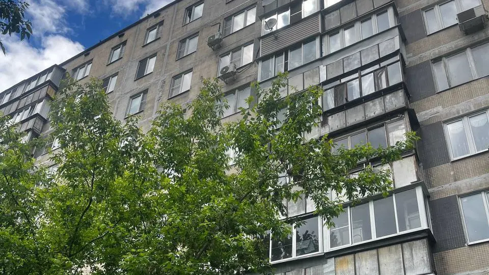Пятилетний ребенок выпал из окна квартиры на девятом этаже в Москве