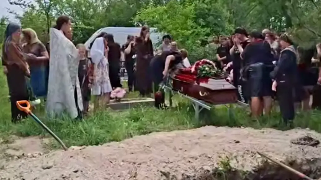 Планировала свадьбу: прошли похороны студентки, погибшей при атаке по колледжу в ЛНР
